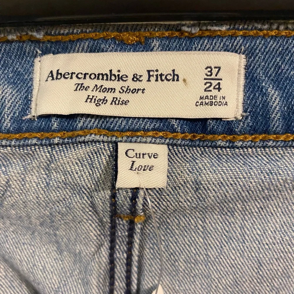 New NWT Abercrombie & Fitch High Rise The‎ Mom Short Curve Love 37 24